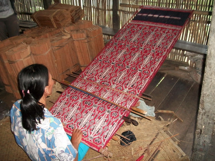 Menenun, Karya Agung Perempuan Desa