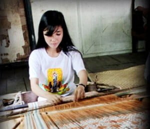 perempuan menenun
